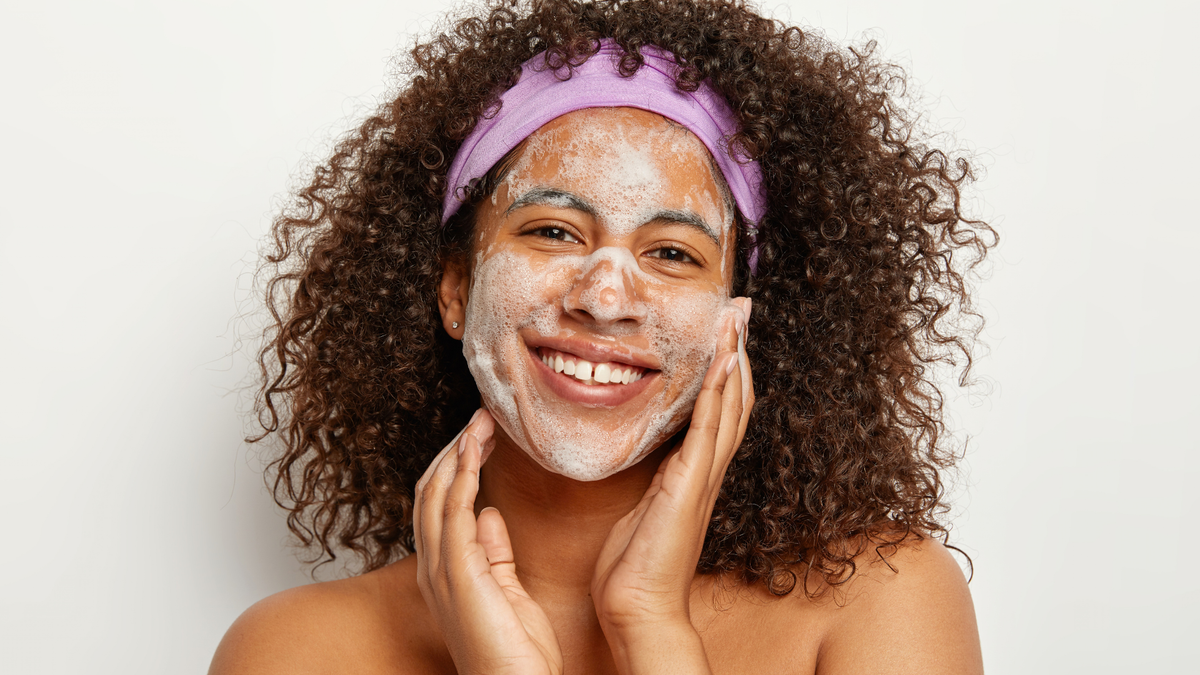 Salicylic Acid Face Wash Benefits and How to Use It